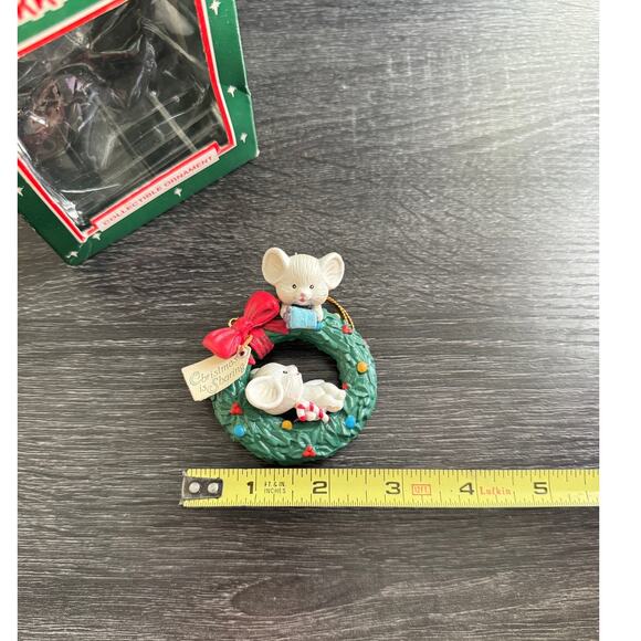 VTG 1992 Lustre Fame LTD Mouse Mice Christmas Is Sharing Ornament Wreath Bow - Picture 4 of 13